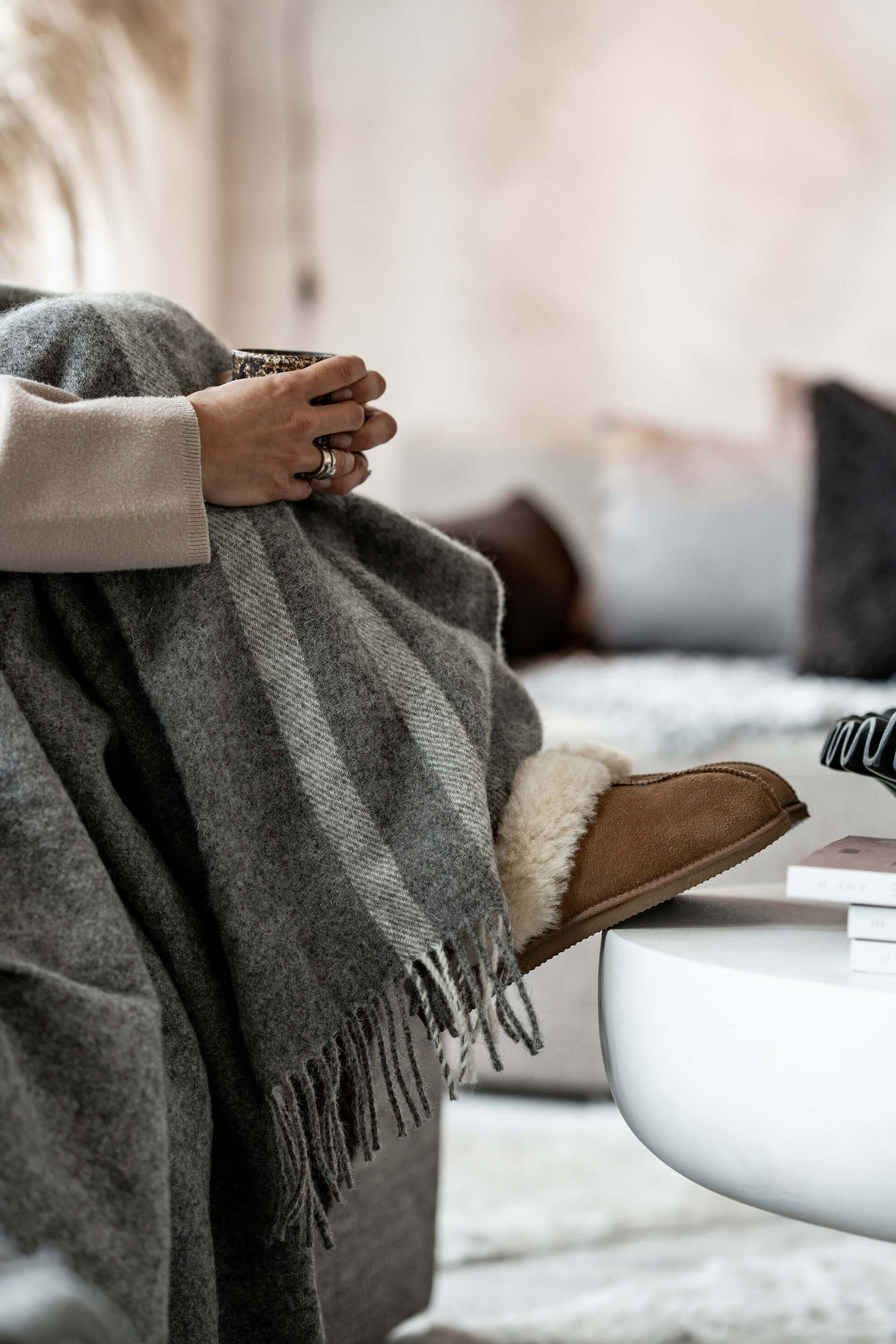 Mys till det i hemma med fårskinnstofflor och en gosig ullfilt från shepherd