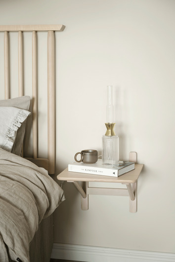 Camrose Sängbord i vitpigmenterad ek på vägg bredvid Riggings Sänggavel i sovrum