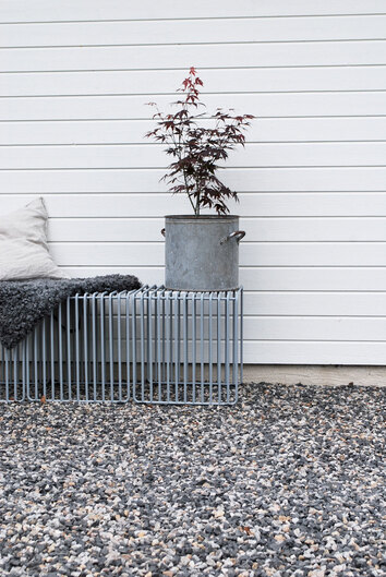 Bar Pall Grå i utomhusmiljö med kruka