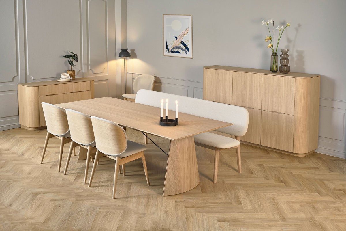 Collum Matbord med matstolar och bänk i beige tyg