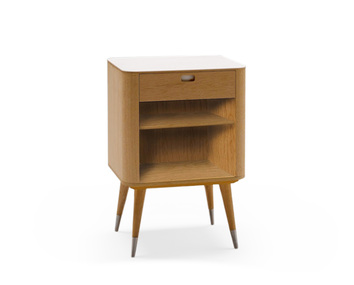 AK 2405 Sängbord i ek med Point-ben från Naver Collection.