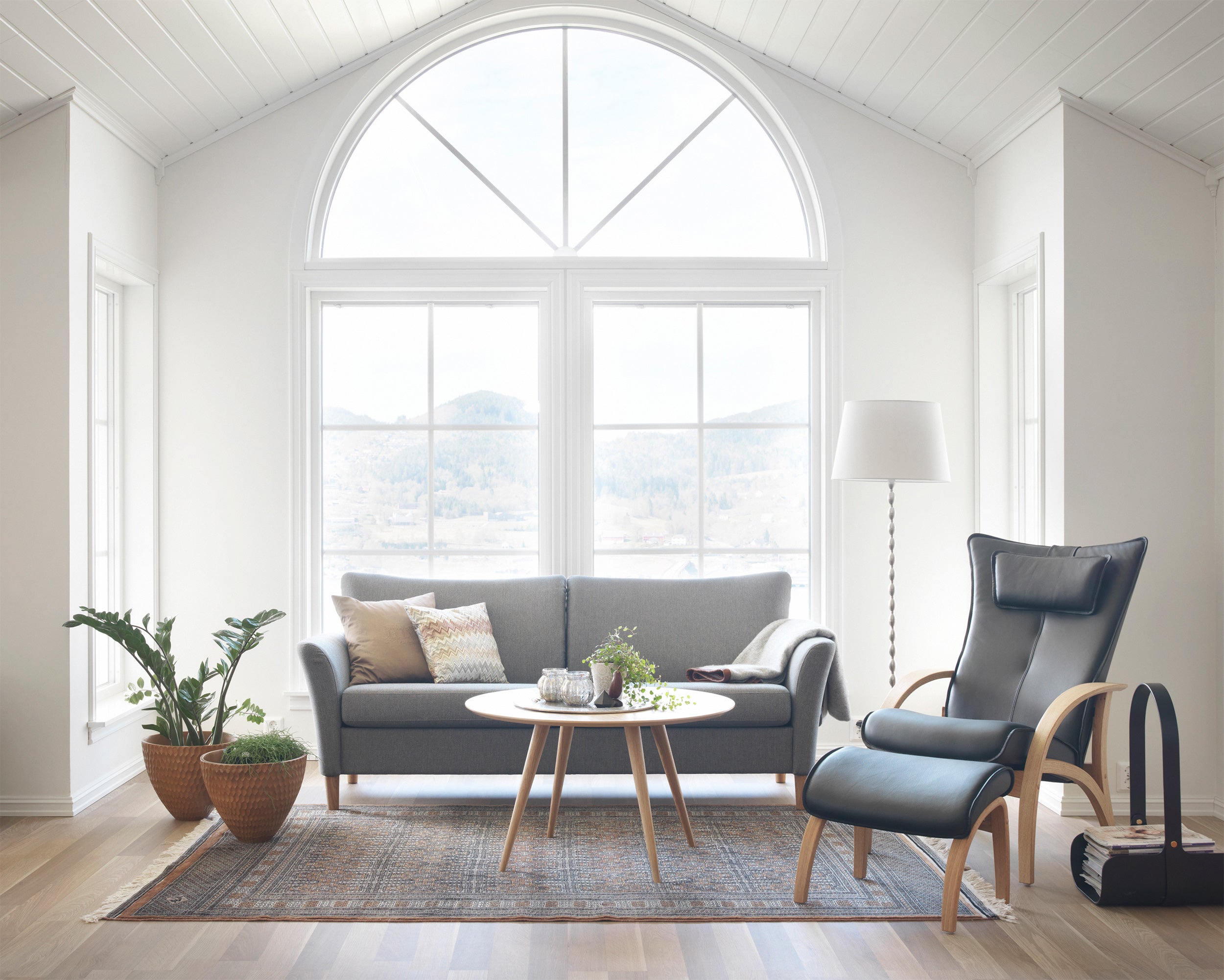 3s, 2 plymåer DUO. Armstöd Oda. Tyg Smartie Uni Antrazit. Fåtölj Delta Adventure läder Nero.