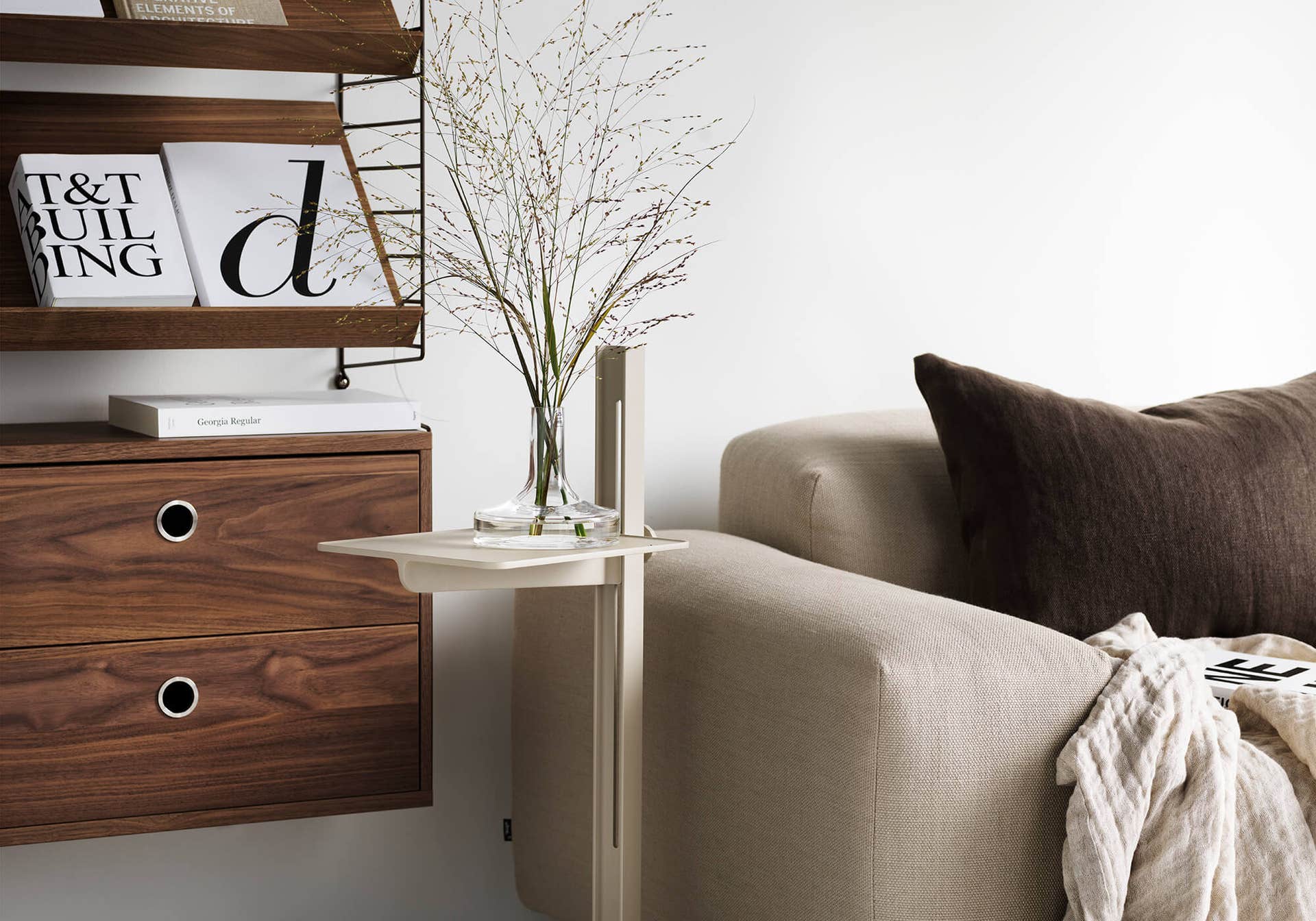 String-valnot-vardagsrum.jpg Handla Stringhyllor hos Tibergs Möbler