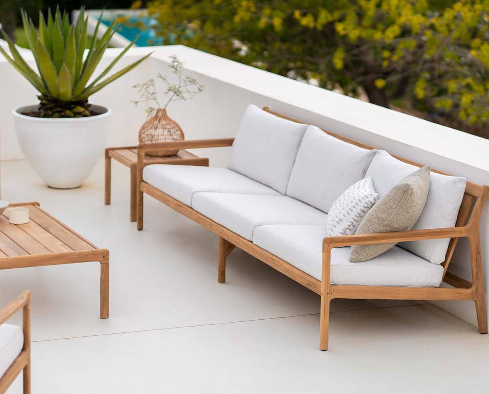 jack-outdoor-sofa-3seater-teak-offwhite-lifestyle-2-ethnicraft.jpg Jack utomhussoffa till din uteplats! Tillverkad i teak med dynor i Offwhite från Ethnicraft.
