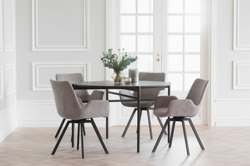 Norwell Karmstol runt svart matbord med en blombukett
