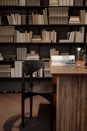 Herman Matstol i svartmålad ask vid skrivbord