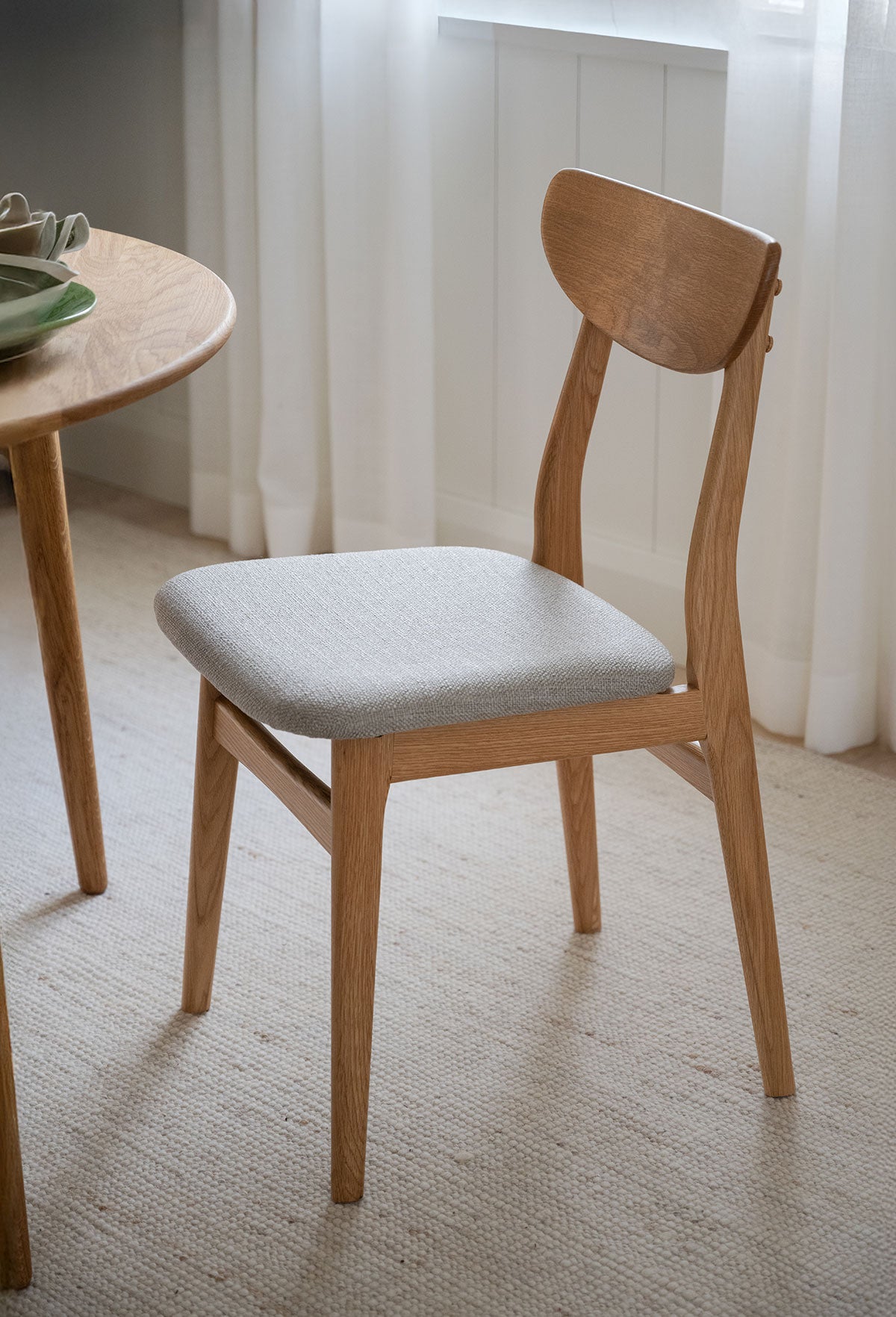 Rodham Stol i ek med gråbeige tyg på ljus ullmatta