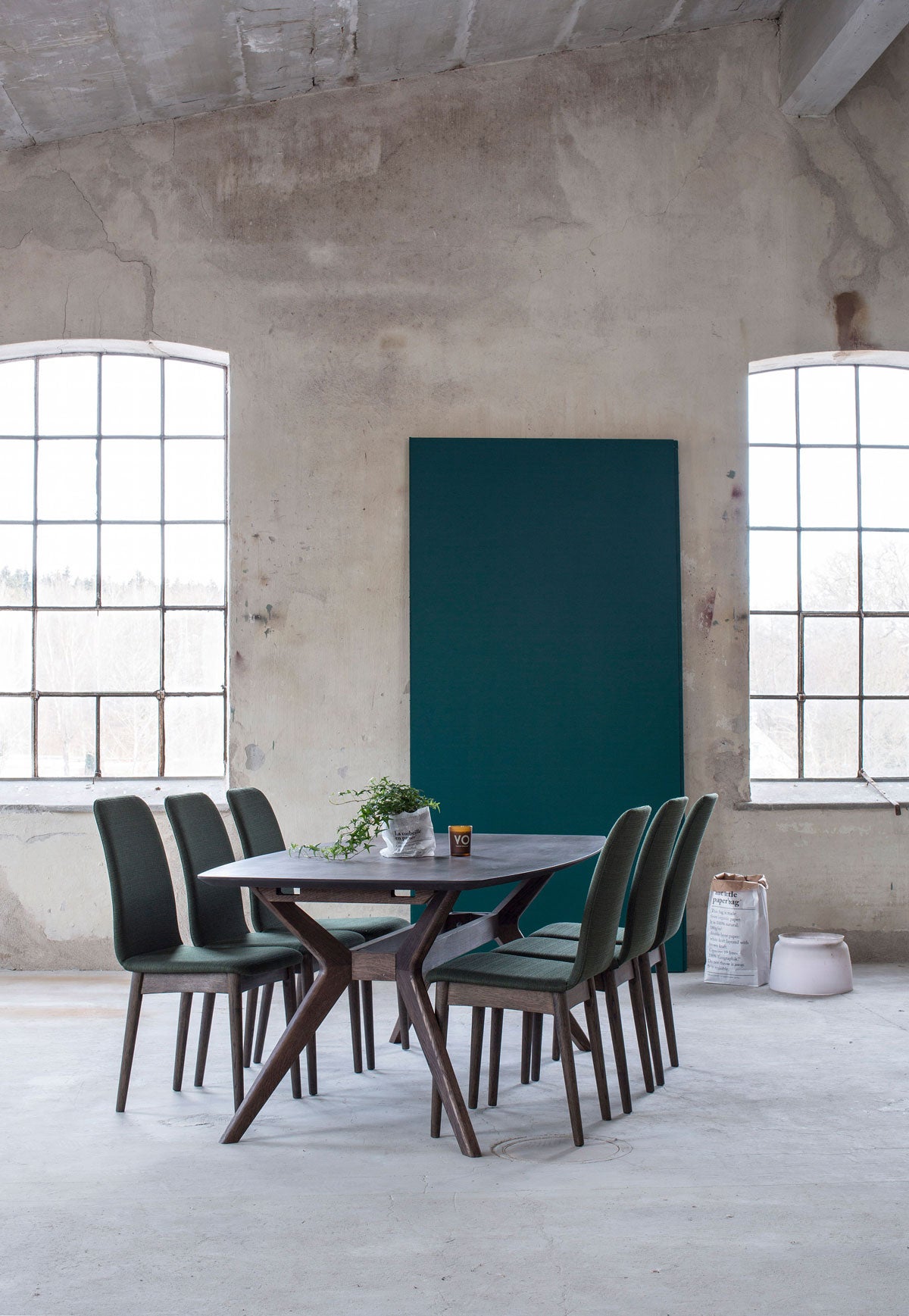 Hampton Matbord med Hampton Stolar i industriell miljö