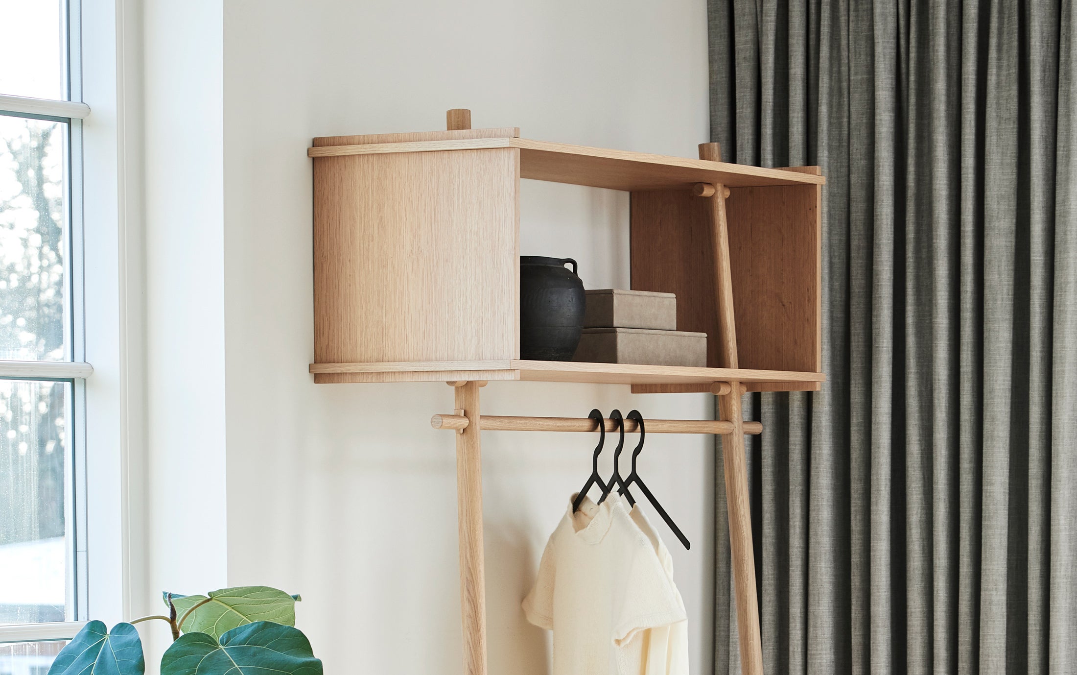 Handla hallmöbler från Woud hos Tibergs Möbler