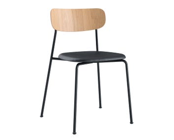 Scope stol vitpigmenterad mattlackad ek med svart lädsersits från Andersen Furniture