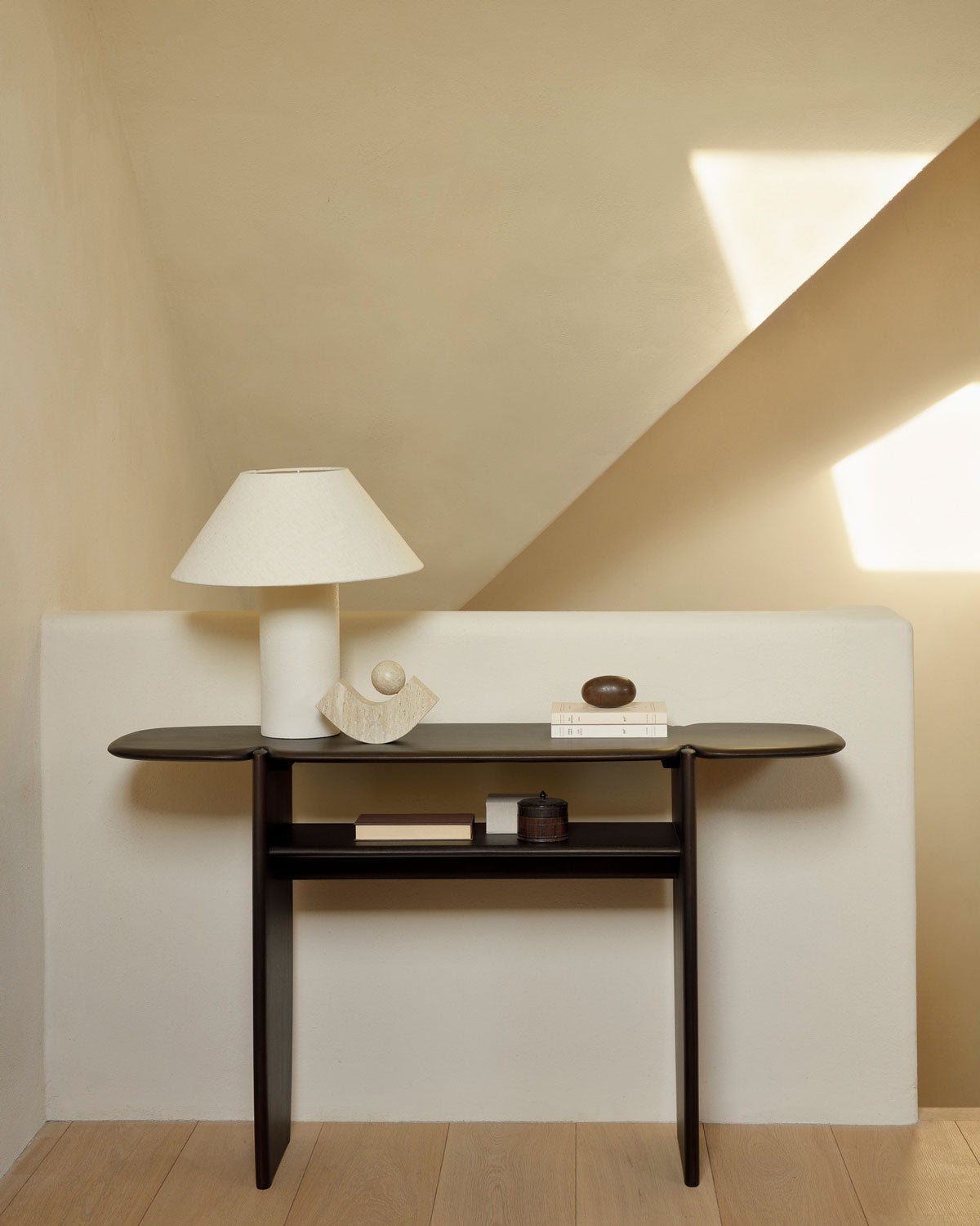 PI Konsolbord vid toppen av en trappa dekorerad med en bordslampa och dekorativa detaljer