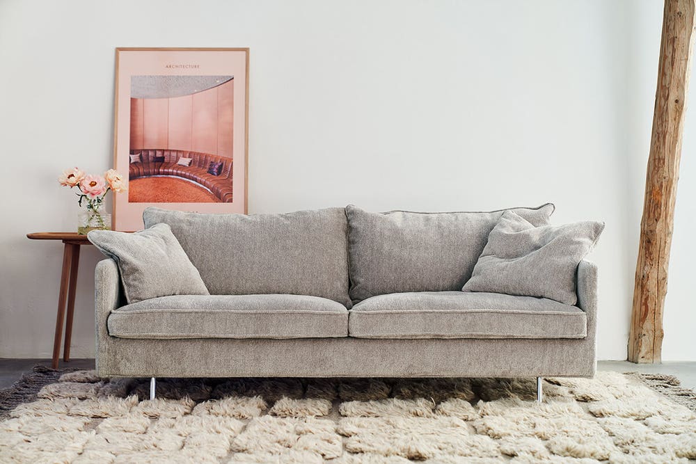 Sits-Julia-3-seater-sky-2-light-grey-lifestyle.jpg Sits Julia 3-sits i tyg Sky 2 Light Grey i vardagsrum