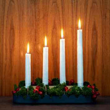 Fira Adventsljusstake med alla fyra ljusten tända på fjärde advent.