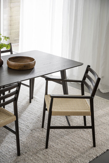 120076-123015_b_mb_Nagano_dining_table_HARLAN_chair_and_armchair_in_solid_lacquered_oak_06