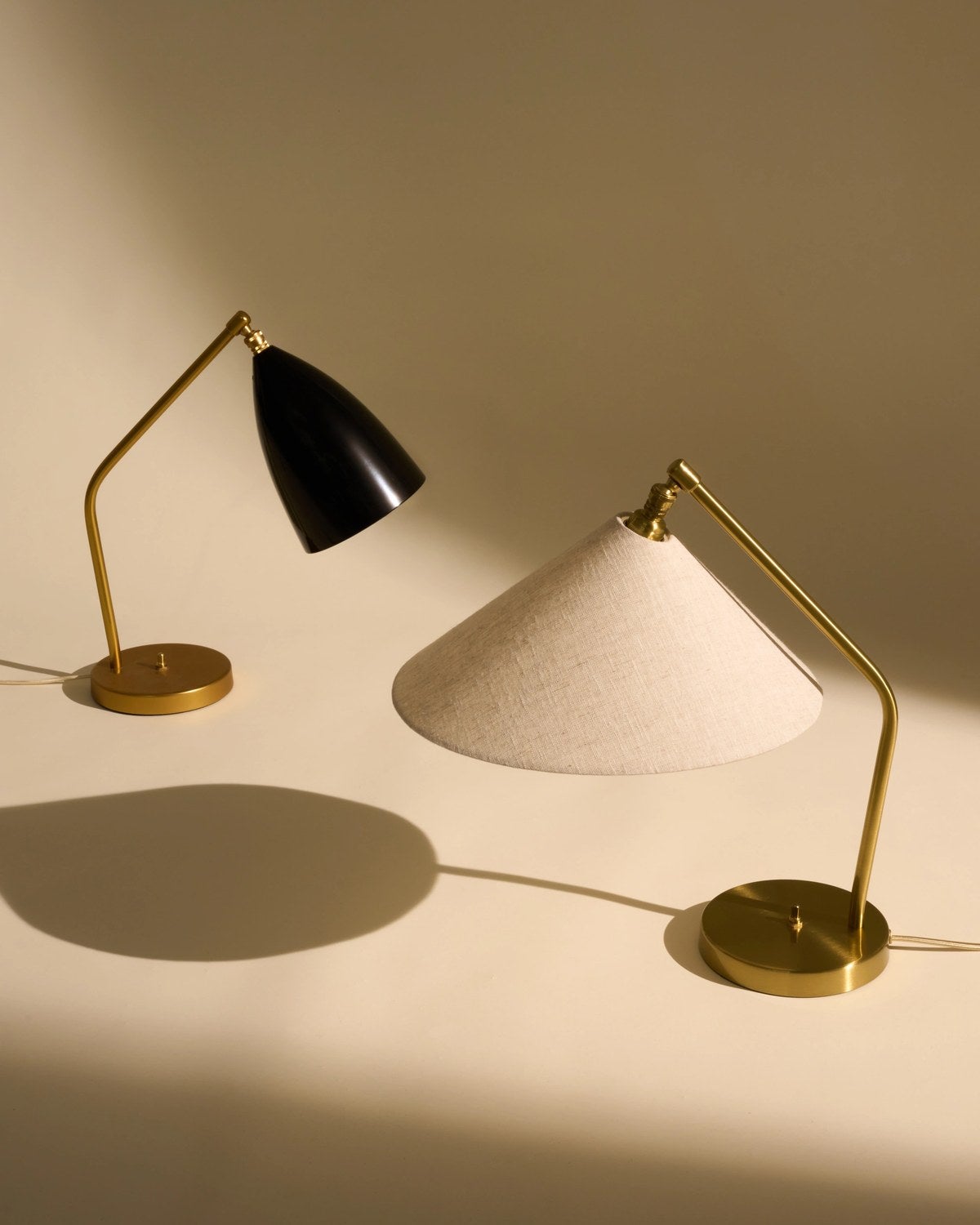 Gubi-Grashoppa-Bordslampa-Tygskarm-Canvas-10140165-h