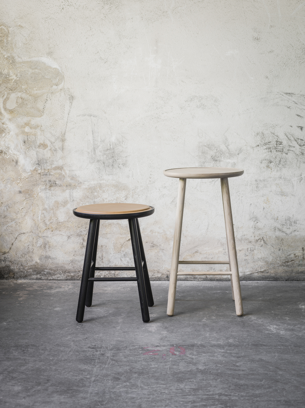 ZigZag Barpall i olika utföranden vid betongvägg