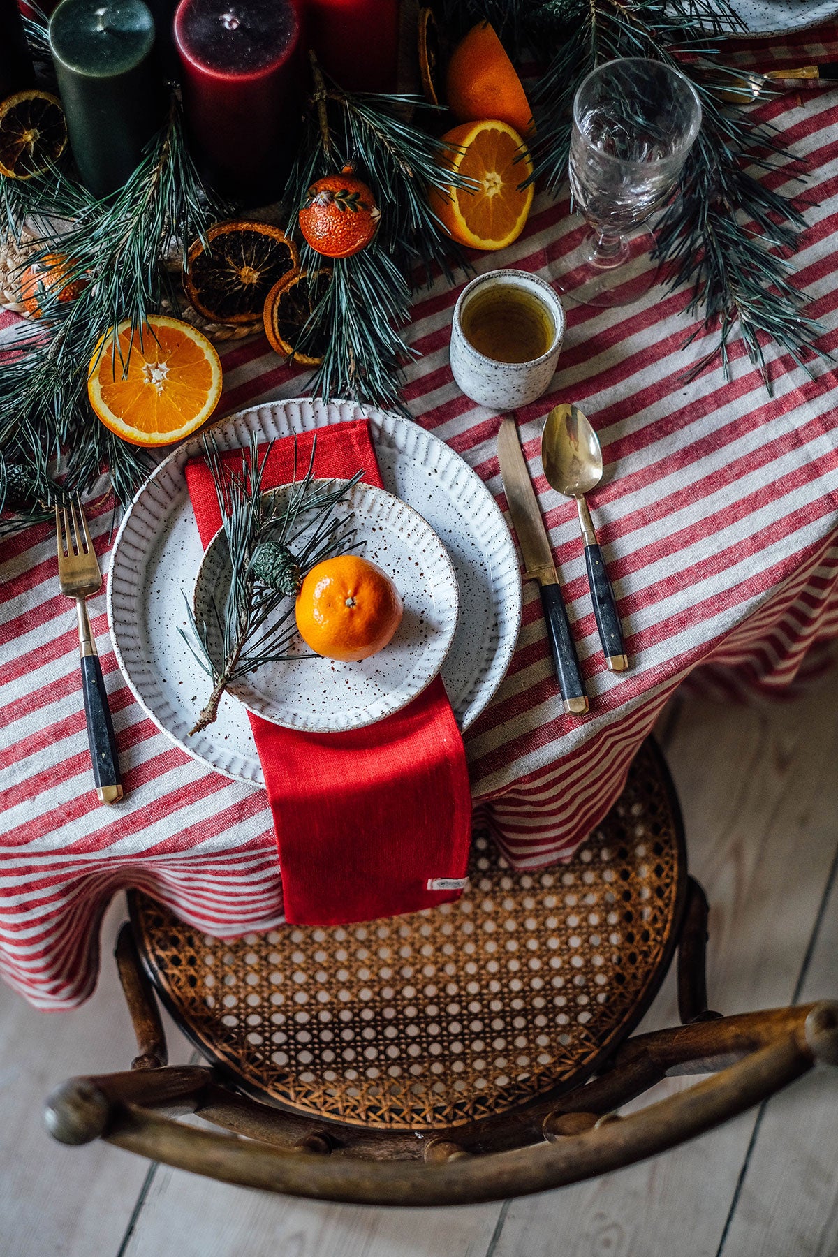 Misty Edge Bordsduk i färgen Real Red på dukat julbord
