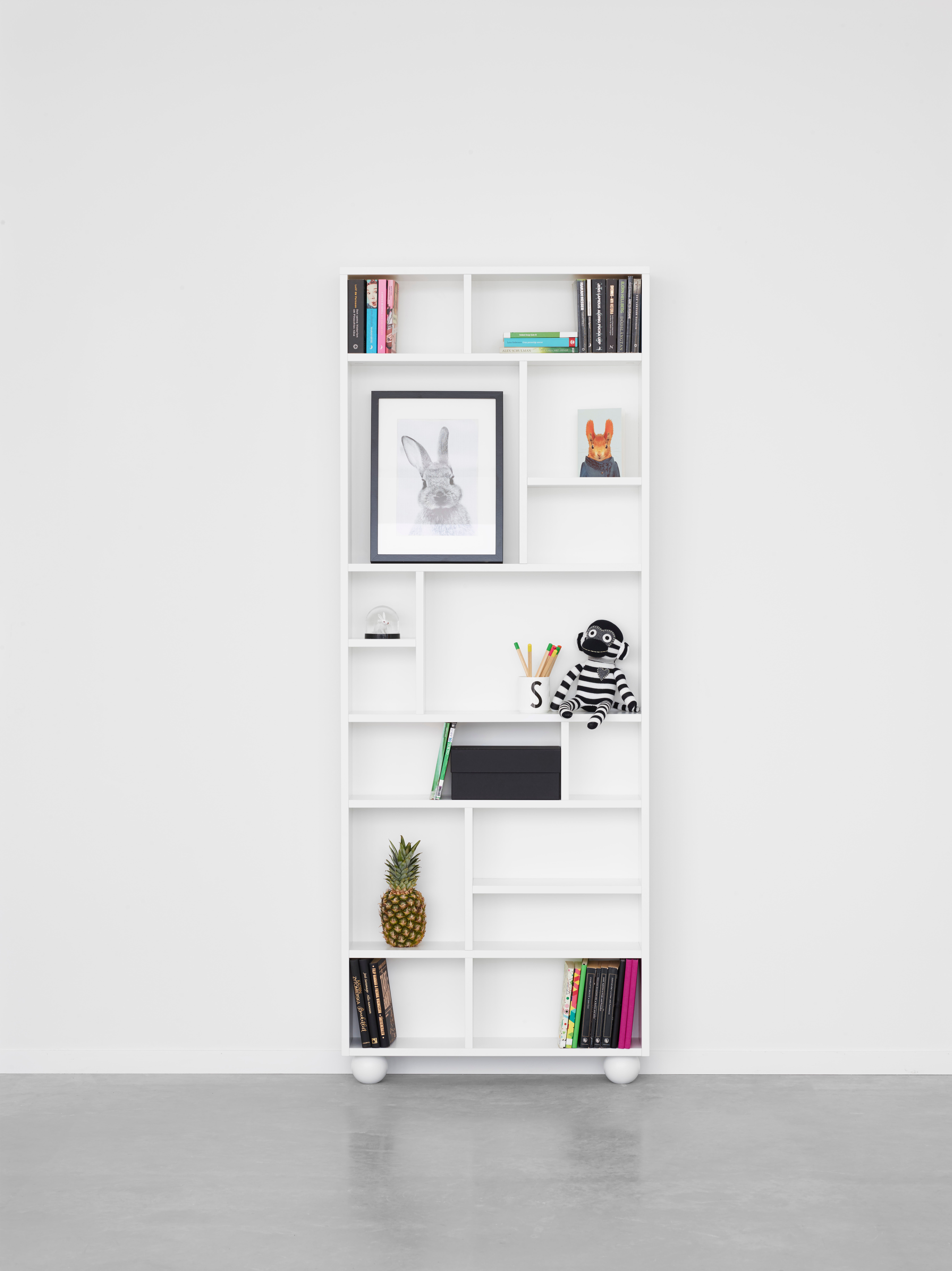 Fields Bokhylla Vit med dekorativa detaljer