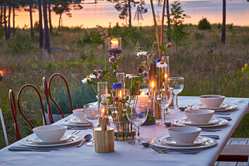 Salvia Bestickset Matt uppdukat på ett bord i solnedgången