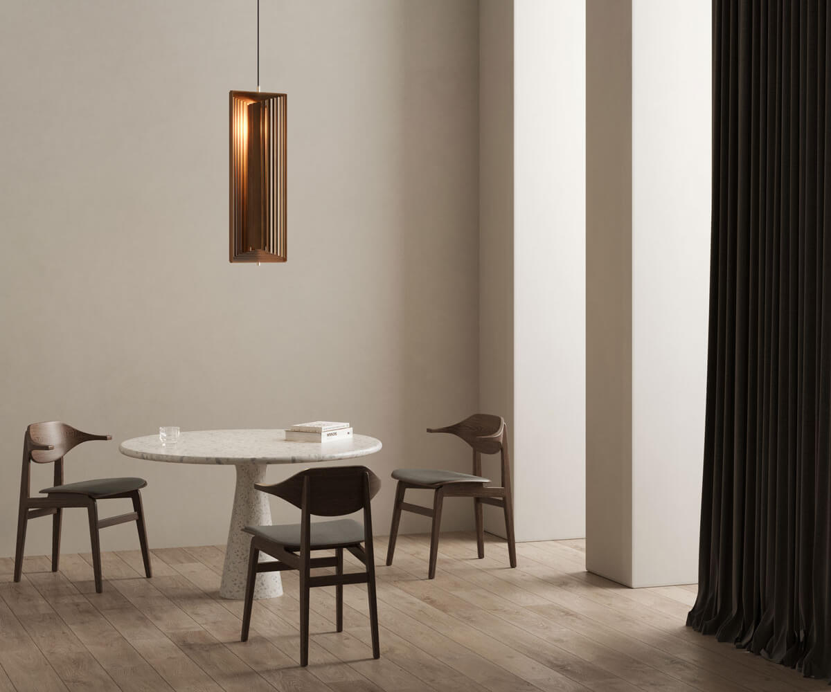 Frames lampa hängandes över ett stilrent matbord med stolar