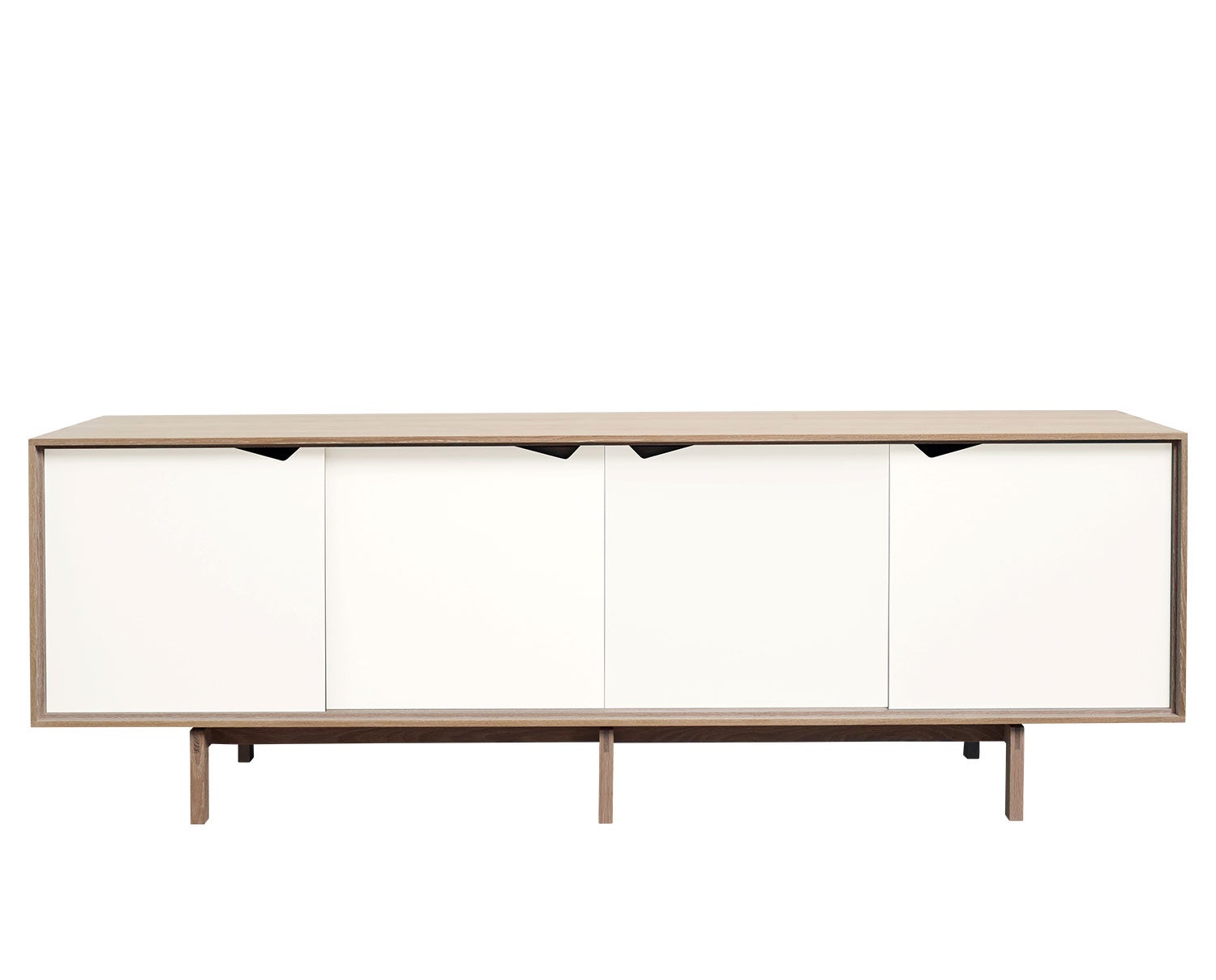 S1 sideboard med stomme i såpad ek och dörrar i vit laminat från Andersen Furniture