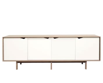 S1 sideboard med stomme i såpad ek och dörrar i vit laminat från Andersen Furniture
