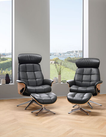 Skagen Fåtölj och fotpall med fanérsidor i lädret Savoy Platin Black med ben i polerad aluminium i ljust vardagsrum