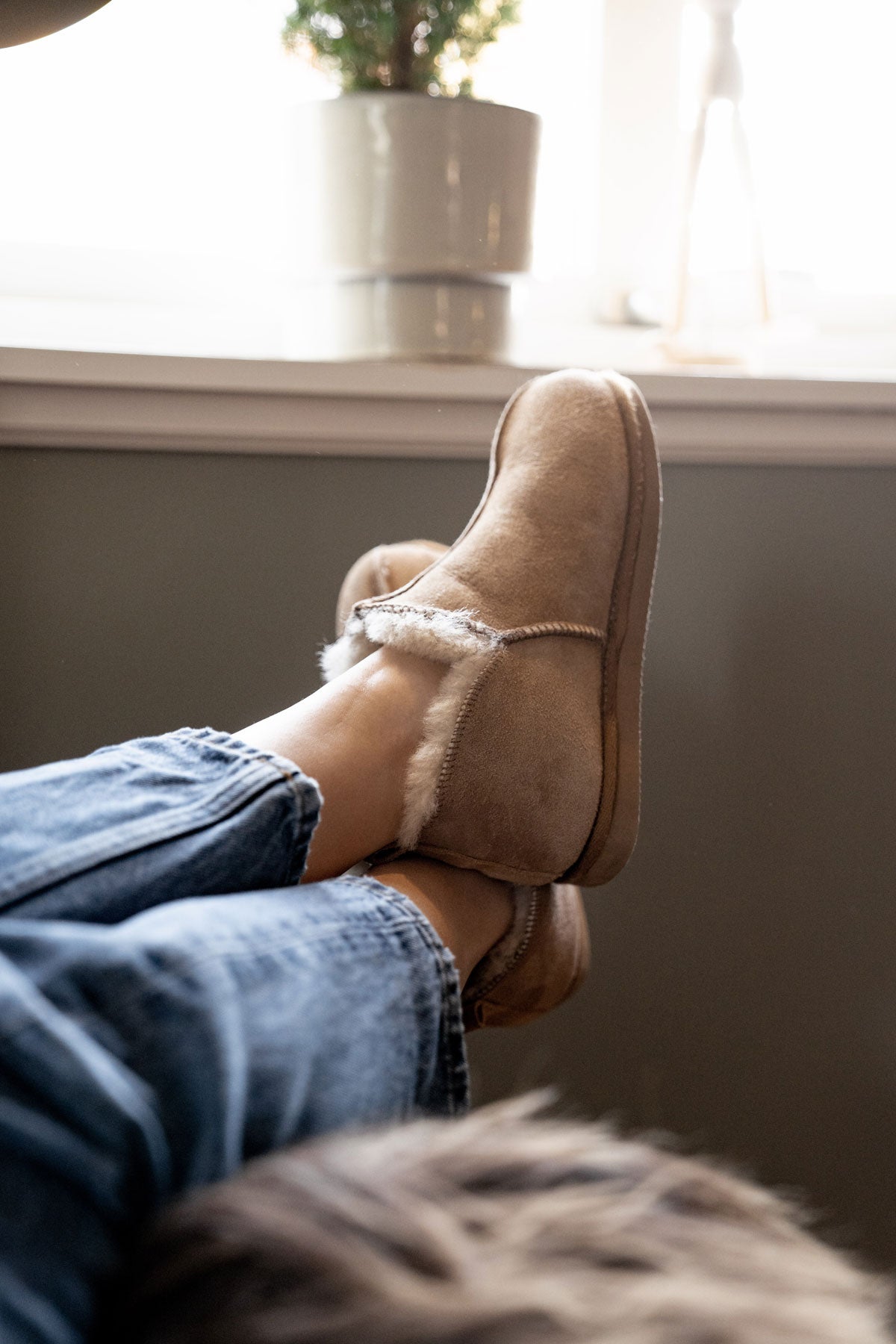 Koppla av i soffan och lägg upp fötterna - som är klädda med Annie fårskinsstofflor.