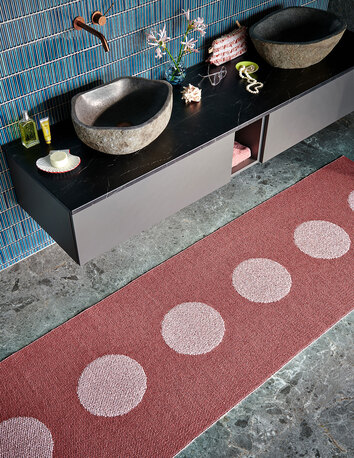 Vera Pop Gångmatta i färgen Blush/Pearl Pink i badrum