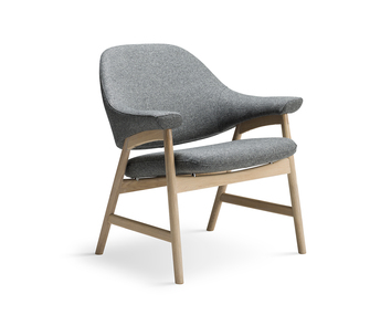 Bris Fåtölj från Brunstad. Denna modell är i vitoljad ek och tyg Firenze Antrazite grå. 