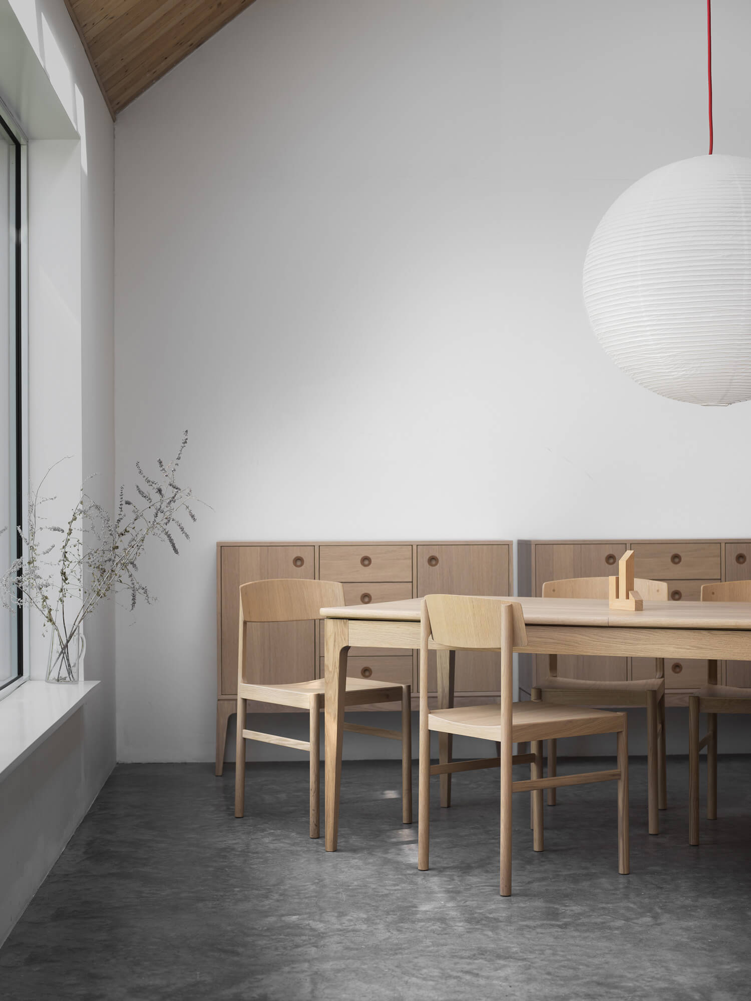 hoellviken-matbord-rod-stol-miljoe