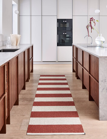 Bob Gångmatta i färgen Brick / Cream i kök