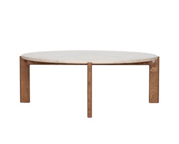 Iris Soffbord i storleken Large med bordsskiva i Jura Limestone och bordsben i valnötsbetsad ek