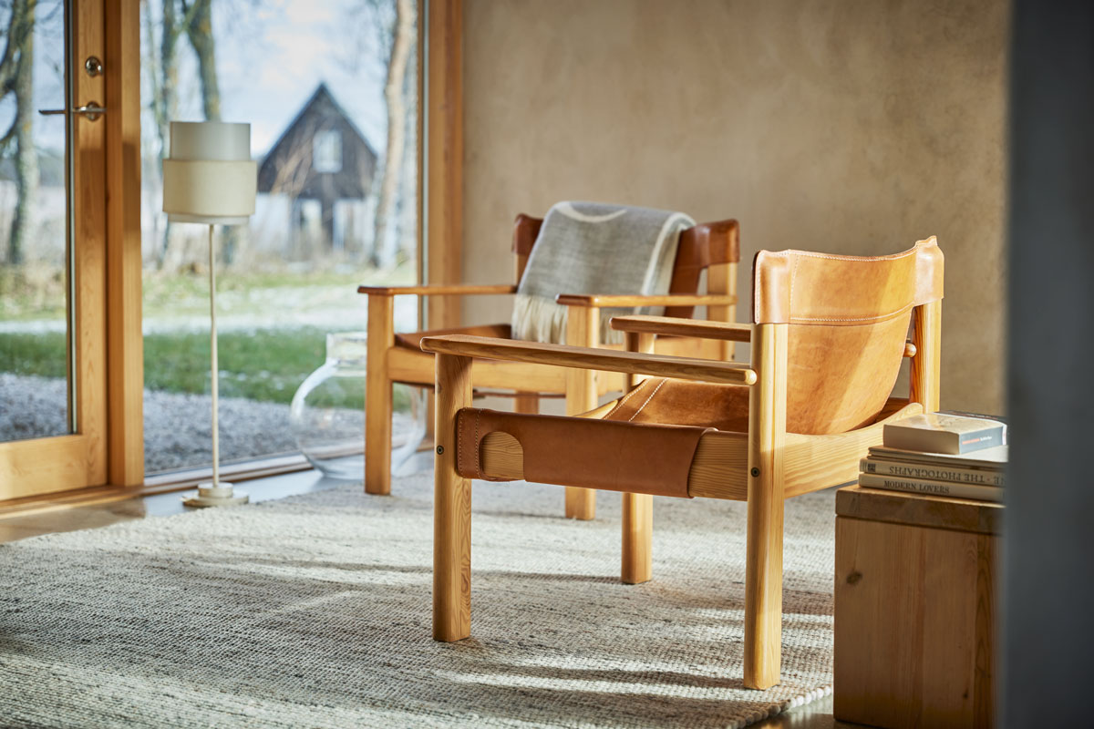 Merino-Matta-Naturbeige-Miljo.jpg Merino Matta Naturbeige med fåtöljer i ek och läder