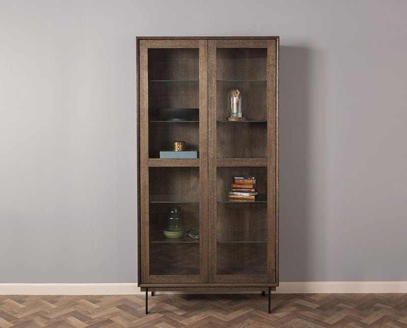 Elegant Vitrinskåp fyllt med dekorativa detaljer