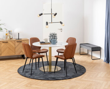 Corby matbord mässingsfot på matta med fyra stolar runt. 