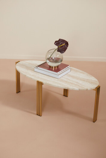 Tribus-Soffbord-Gold-Travertine-Oval-Miljo-1