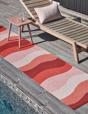 Urvi Gångmatta i färgen Fire vid poolkant på trädäck