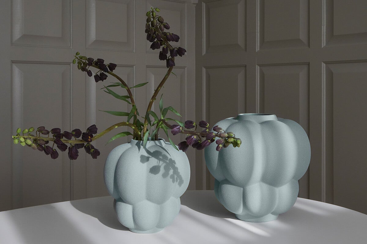 Uva vaser från Aytm med vackra blommor i