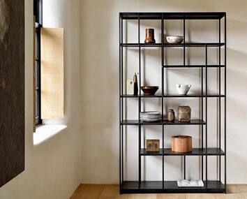 Studio Rack Hylla mot vägg, dekorerad med dekorativa detaljer