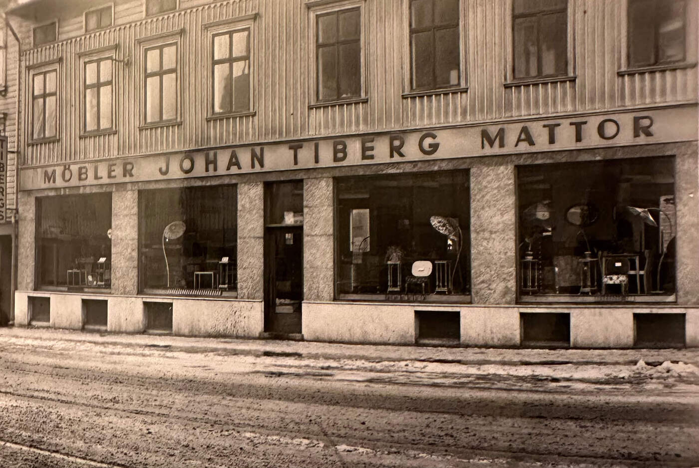 Fasaden på Tibergs Möbler under 1930/40-tal, när butiken hette Johan Tibergs Möbler