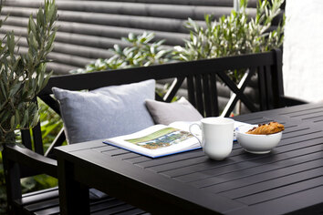 Miljöbild på bordet Rosenborg, i matt svart mahogny