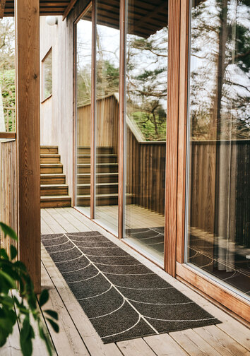 Framsida på Leif Gångmatta i färgen Dark Brown på uteplats