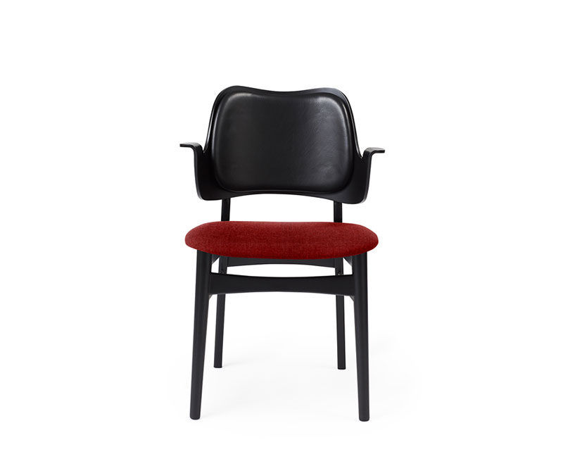 Gesture Stol klädd i tyget Brick Red och svart läder