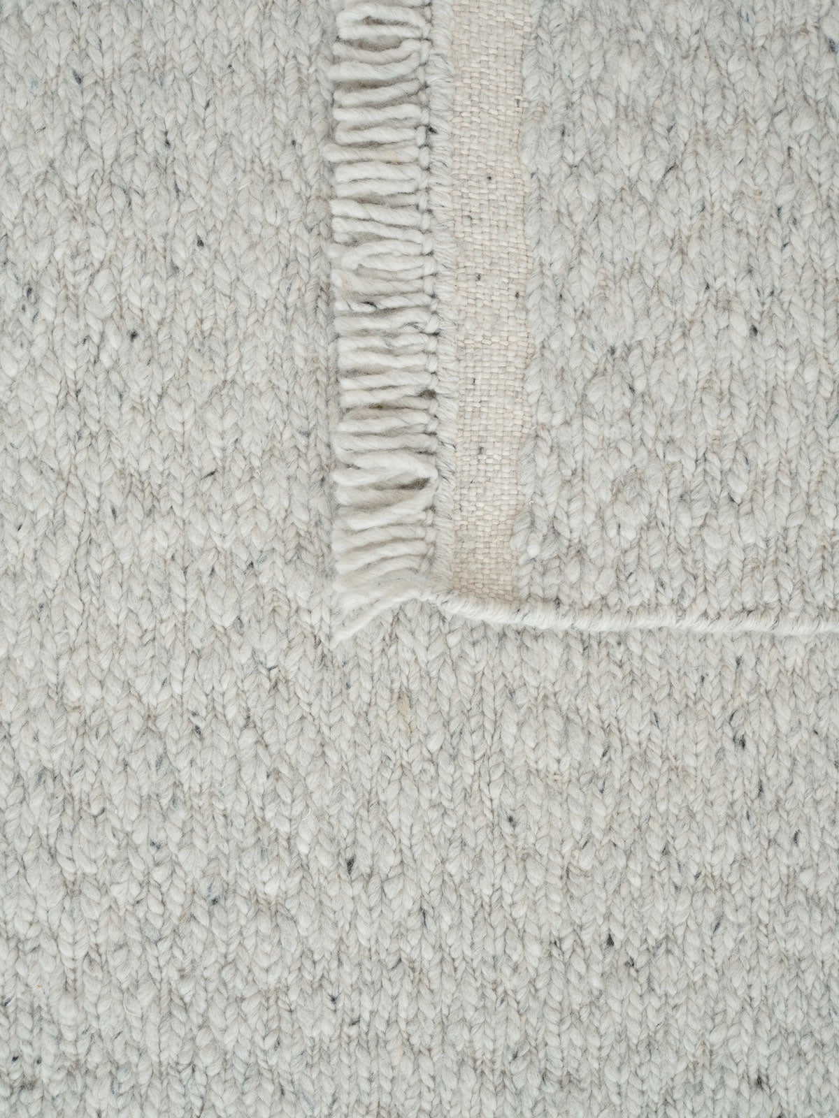 Varp på Blonde Maze Matta i färgen Grey