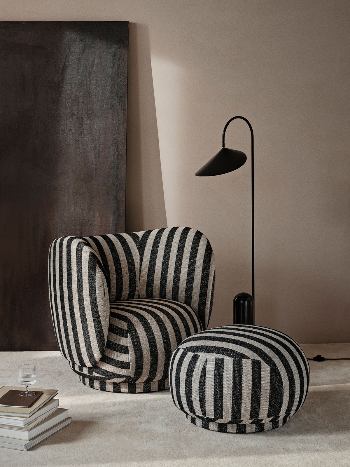 Rico Puff och Rico Lounge Chair i tyget Louisiana Sand/Black i vardagsrum