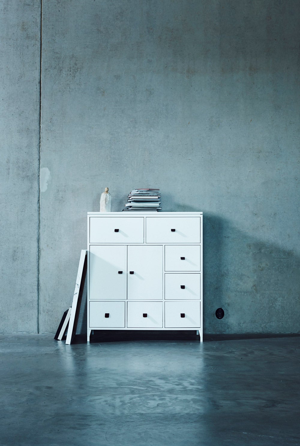 Abisko Skänk Vit från Mavis i industriell miljö