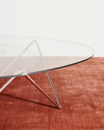 Pedrera Coffee Table Chrome på rostfärgad matta
