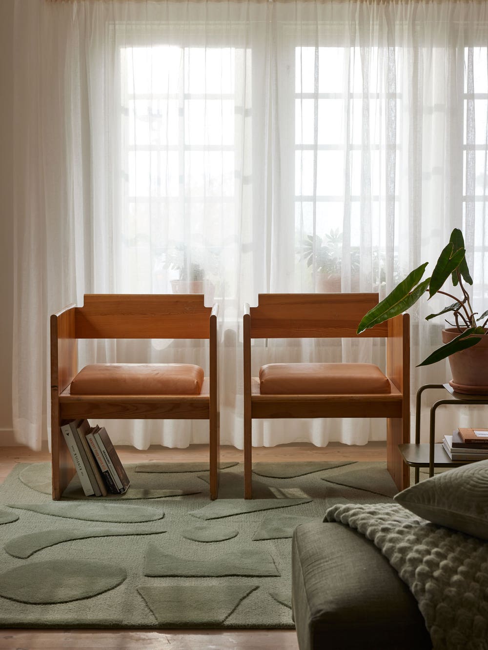 Classic-Collection-Vivid-Matta-Gron-Miljo.jpg Vivid Matta Grön med två karmstolar framför fönster med fördragna skira gardiner