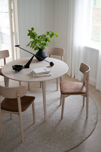 Tyler-Matbord-Runt-120-Vitpigm-Ek-Miljo_1